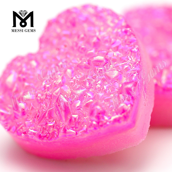 Pietra Druzy naturale a forma di cuore di colore rosa